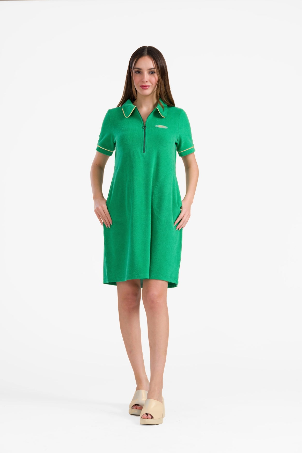 Silbernes Kleid mit kurzen Ärmeln | Grün