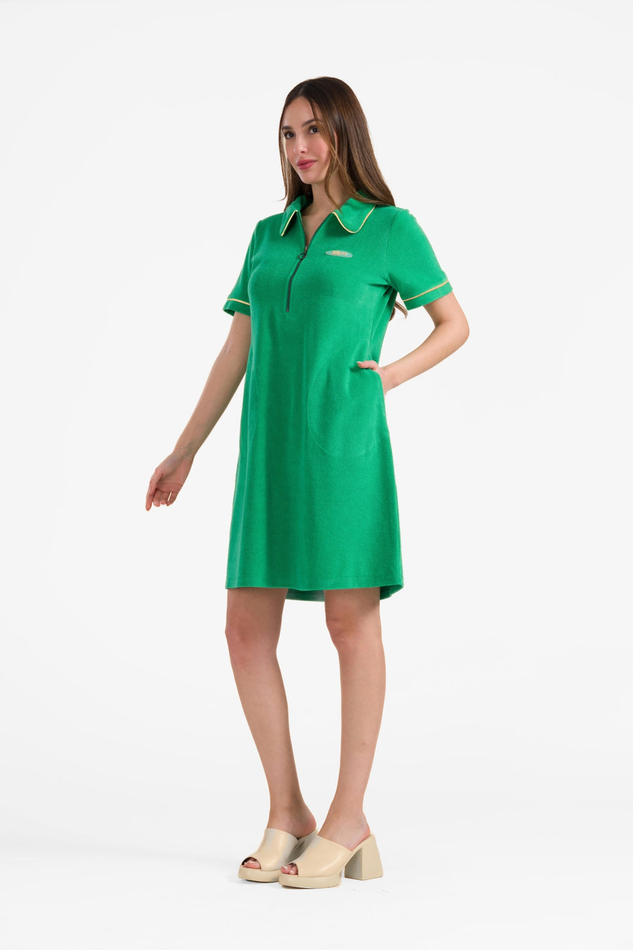 Silbernes Kleid mit kurzen Ärmeln | Grün