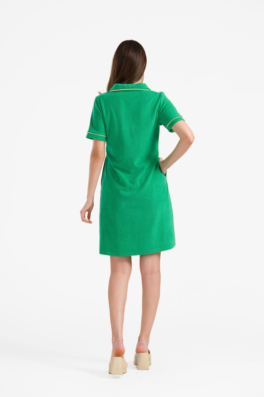 Silbernes Kleid mit kurzen Ärmeln | Grün