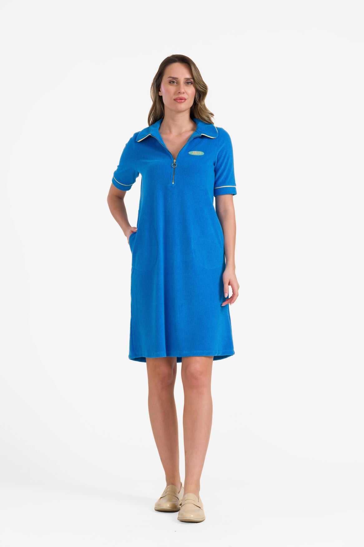 Silbernes Kleid mit kurzen Ärmeln | Blau