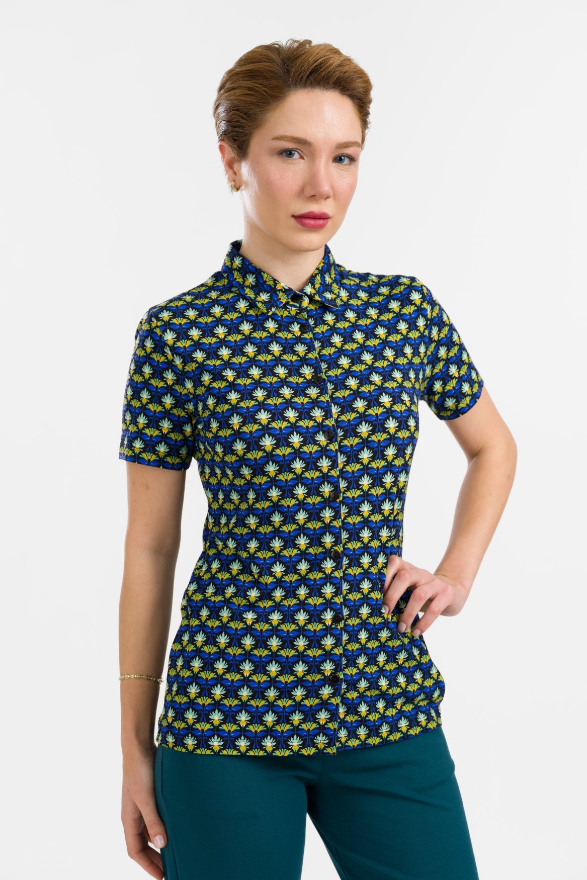 Kurzarmbluse mit Retro-Blumen