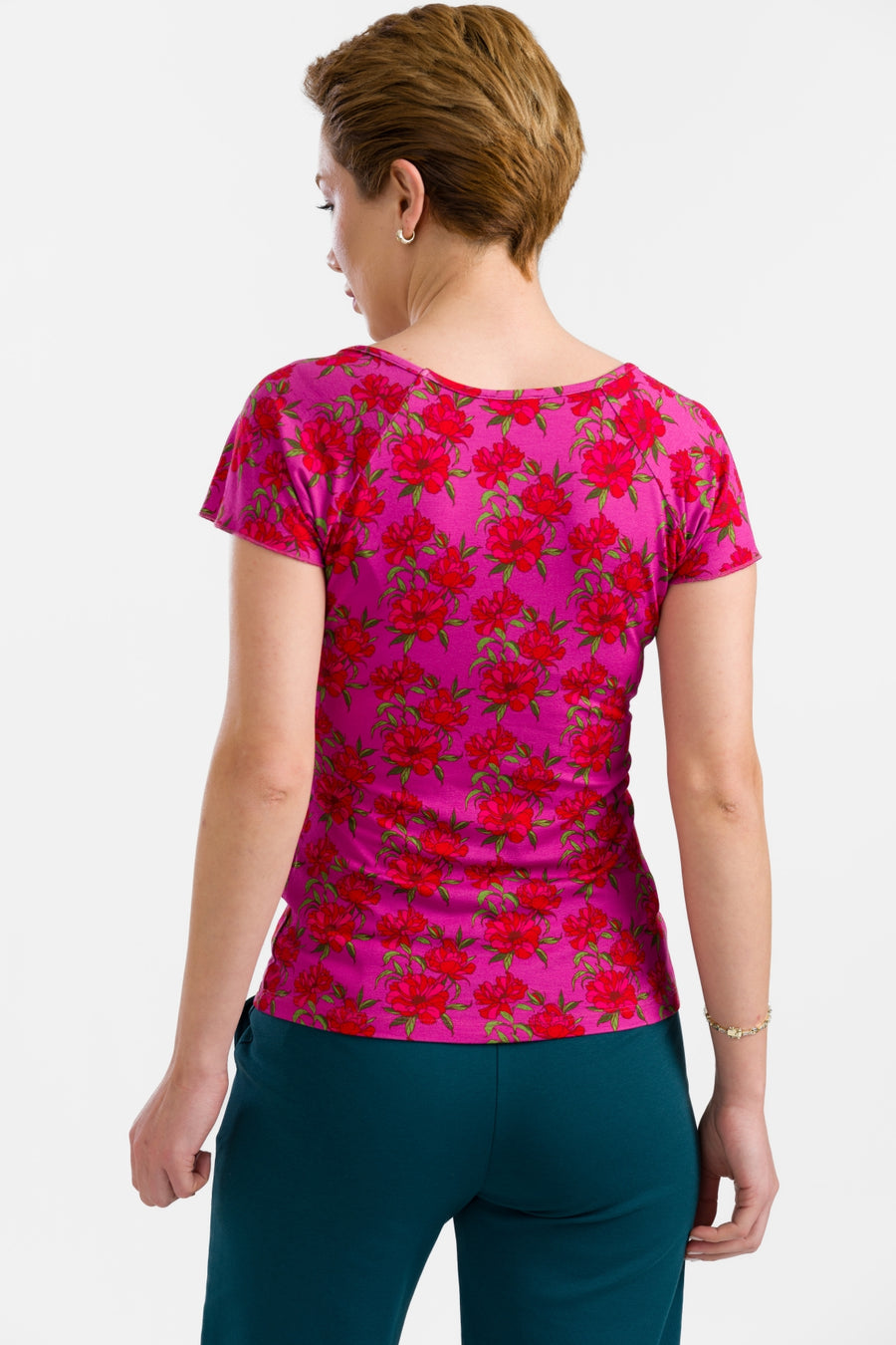 Kurzarm-Top mit Schmetterlingsmotiv | Fuchsienfarbene Blüten